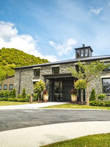 Ansicht der eleganten Steinfassade des Gibbston Valley Lodge & Spa umgeben von Natur