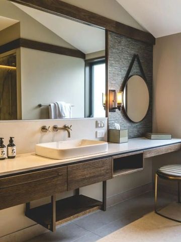 Modernes Badezimmerdesign mit großer Waschtischplatte und stilvollen Armaturen