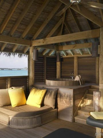 Private Terrasse mit Sitzecke und Whirlpool mit Blick aufs Meer