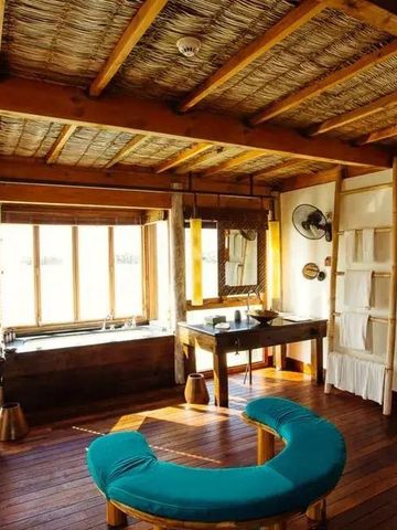 Innenraum eines Spa-Bereichs mit traditionellem Holzdach