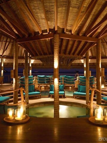 Exklusive Lounge mit Holzdecke und gemütlichen Sitzgruppen.