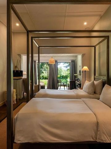 Geräumiges Zimmer mit zwei Einzelbetten und Gartenblick