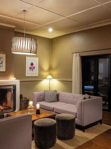 Gemütliches Wohnzimmer mit Kamin und eleganter Dekoration