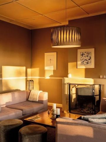 Eleganter Wohnbereich im warmen Licht des Sonnenuntergangs