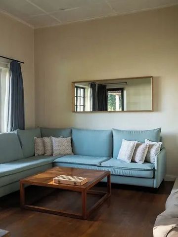 Helles Wohnzimmer mit blauer Sofaecke und großem Fenster