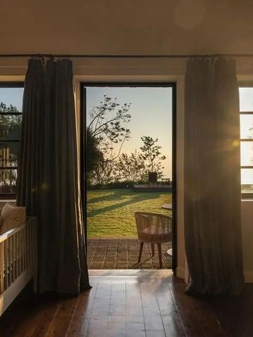 Gemütliches Zimmer mit Tageslicht und Blick auf grünen Garten