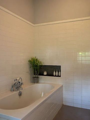 Modernes Badezimmer mit Badewanne und minimalistischem Design