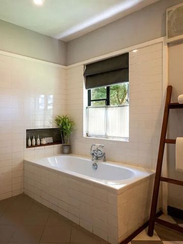 Helles Badezimmer mit Badewanne und natürlichem Licht