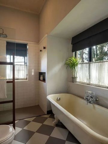 Elegantes Badezimmer mit freistehender Badewanne und großer Fensterfront