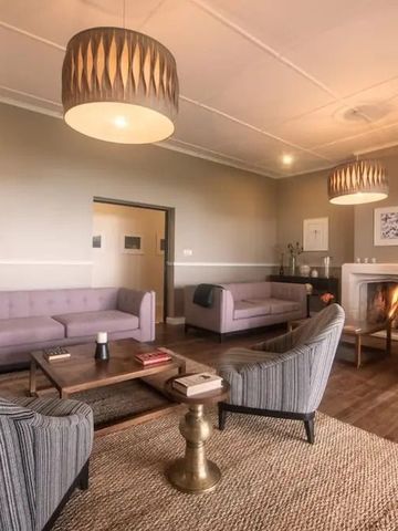 Gemütliche Lounge mit Kamin und geschmackvoller Einrichtung