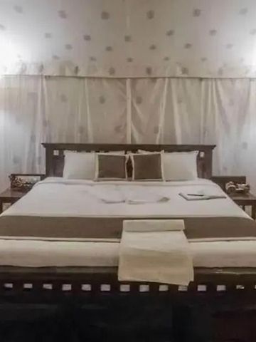 Gemütliches Schlafzimmer in Weißtönen im Serengeti Safari Camp