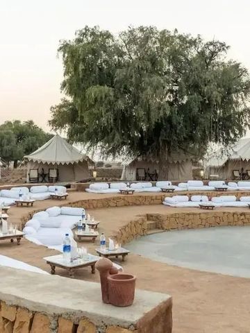 Luxuriöse Zelte mit weißen Sitzgelegenheiten im Freien