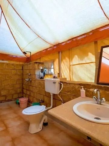 Helles Badezimmer in einem Zelt mit Naturstein und großen Fenstern