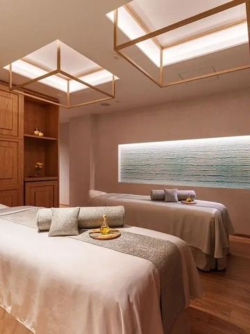 Exklusiver Spa-Raum mit luxuriösen Massageliegen und sanfter Beleuchtung