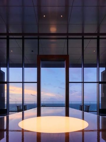 Restaurant mit Meerblick und modernem Ambiente zur Dämmerung