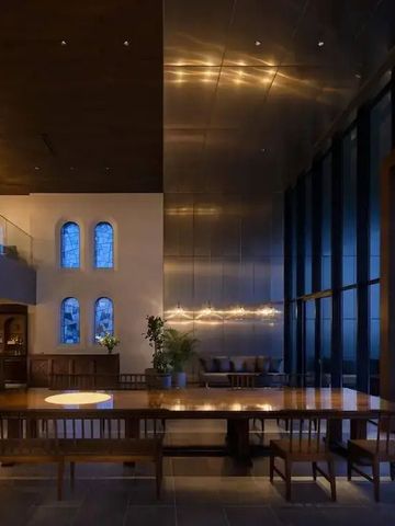 Stilvolle Lounge mit hohen Decken und zeitgenössischem Design