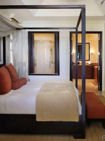 Luxuriöses Zimmer mit Himmelbett und Blick ins Badezimmer