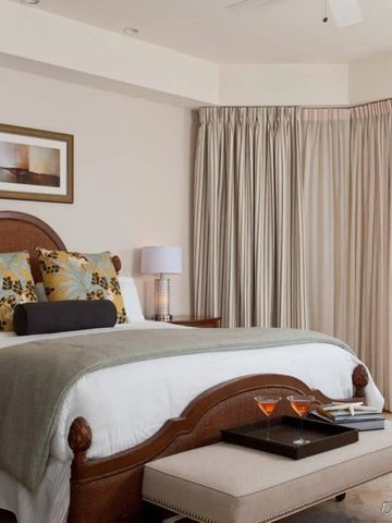 Schlafzimmer mit herrlichem Meerblick und stilvollem Interieur