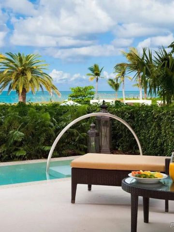 Entspannende Terrasse mit Poolblick und tropischem Garten im Hintergrund