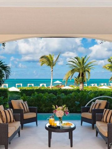 Elegante Terrasse mit Meerblick und bequemer Sitzgelegenheit