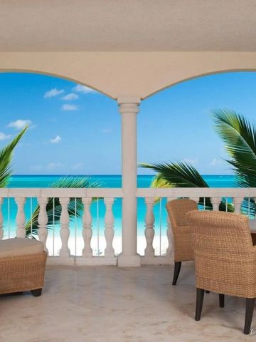 Helle Terrasse mit Meerblick und gemütlichen Sitzmöbeln