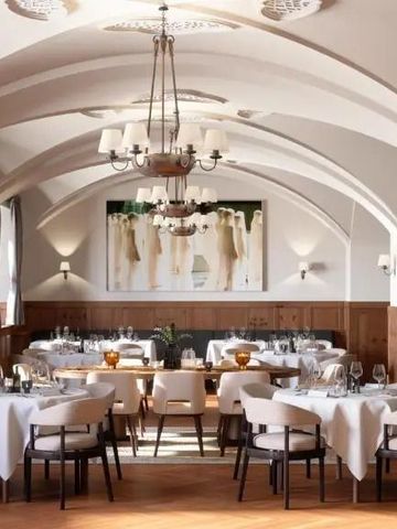 Helles Restaurant mit gewölbter Decke und festlicher Tischdekoration