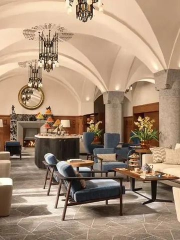 Charmante Lobby mit gemütlichen Sitzgelegenheiten und Kamin