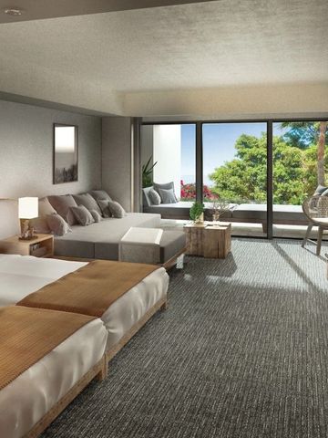 Helles Zimmer mit zwei Betten, Sofa und Blick auf den Balkon mit Naturblick.