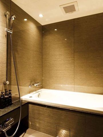 Luxuriöses Badezimmer mit großer Badewanne und moderner Ausstattung