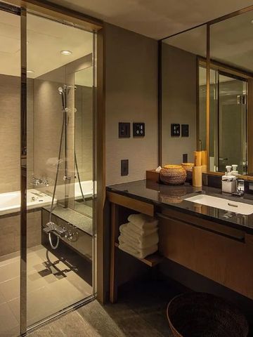 Geräumiges Badezimmer mit Dusche und großem Waschtisch