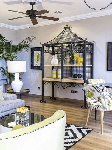 Heller Wohnbereich mit stilvoller Einrichtung und exotischen Pflanzen