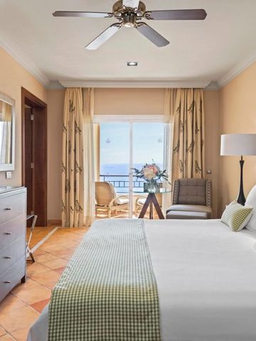 Luxuriöses Hotelzimmer mit Meerblick und elegantem Interieur