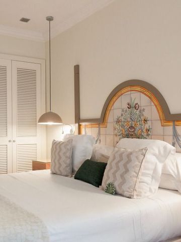 Gemütliches Schlafzimmer mit stilvoller Wanddekoration und warmem Licht.