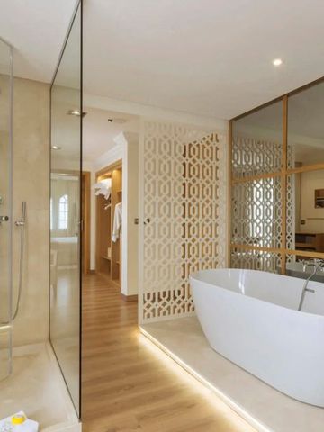 Modernes Badezimmer mit freistehender Badewanne und Duscheinrichtung.