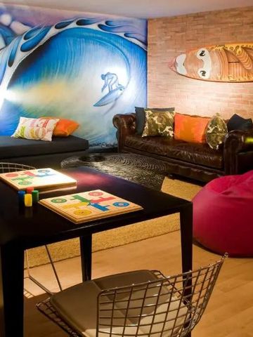 Gemütliche Lounge mit Wandkunst und farbenfrohen Sitzgelegenheiten