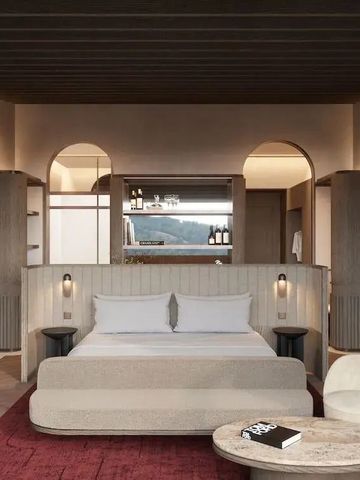 Zimmer mit Doppelbett und roten Teppichakzenten