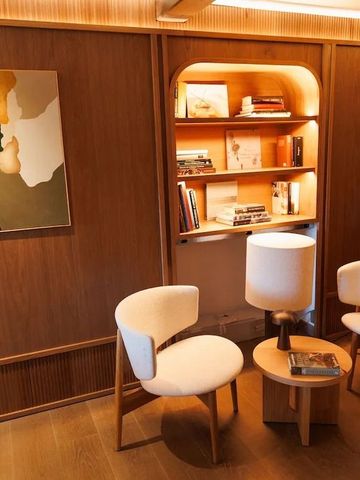 Gemütliche Sitzgelegenheit mit Kunstwerken und Beleuchtung