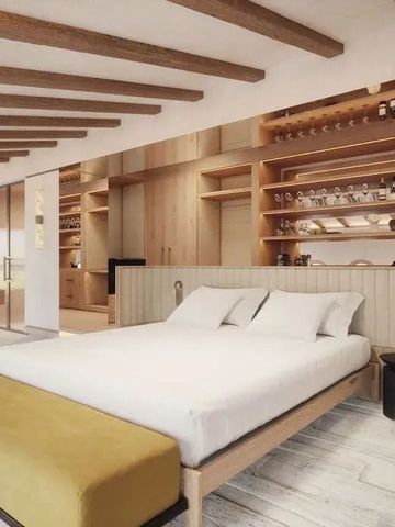 Elegantes Schlafzimmer mit Holzdekor und Regalwand