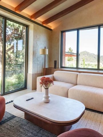 Wohnraum mit Panoramafenstern und modernen Möbeln