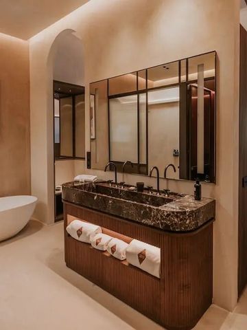 Luxuriöses Badezimmer mit freistehender Badewanne