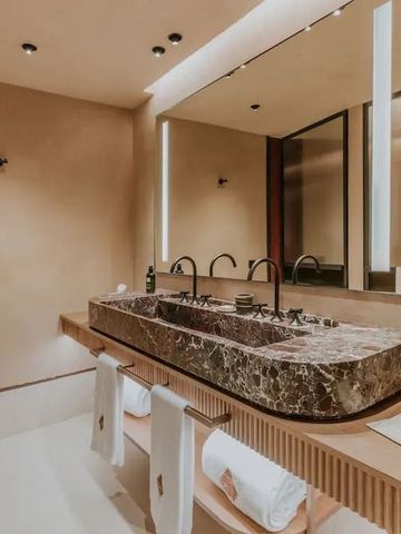 Hochwertig ausgestattetes Badezimmer mit Doppelwaschbecken