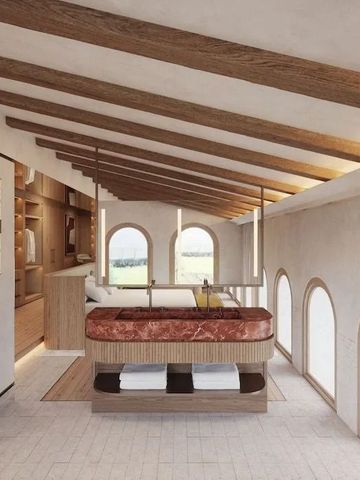 Elegantes Hotelzimmer mit Holzbalkendecke und großen Fenstern