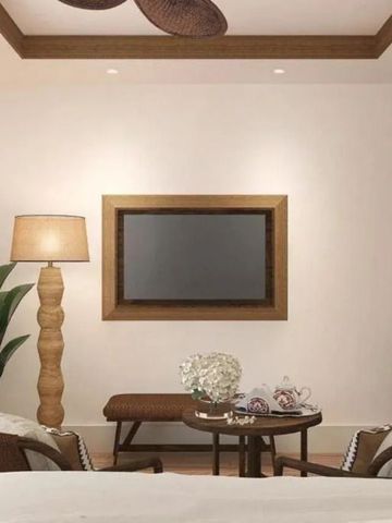 Eleganter Sitzbereich im Hotelzimmer mit dezenter Beleuchtung und Dekoration