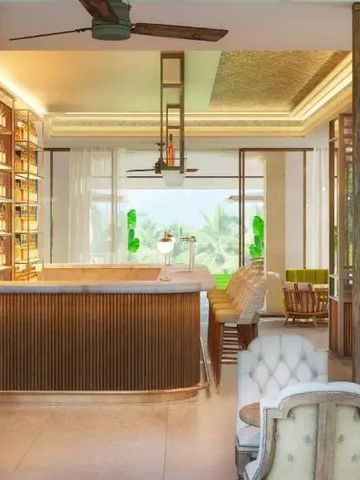 Elegante Hotelbar mit luxuriösen Sitzgelegenheiten und natürlichem Licht