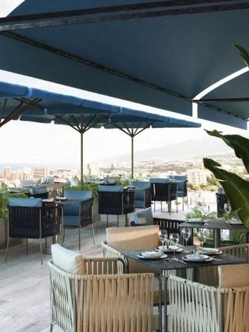 Terrasse mit Meerblick und eleganten Sitzmöbeln unter Markisen