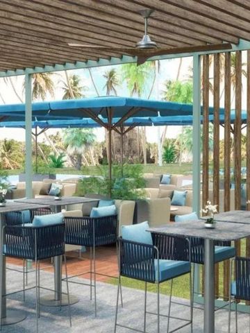 Moderne Außenterrasse mit stilvollen Sitzgelegenheiten und natürlichem Schatten