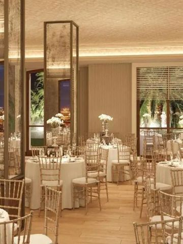 Festlich gedeckter Speisesaal mit eleganter Dekoration und großen Fenstern