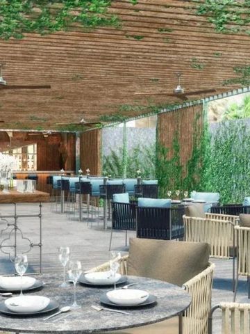 Offenes Restaurant mit grünen Pflanzen und elegante Möblierung im Gran Hotel Taoro