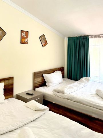 Doppelzimmer mit zwei Betten und Kunst an der Wand