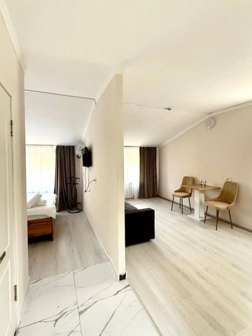 Sitzecke in einer Suite mit zwei Sesseln und einem Tisch